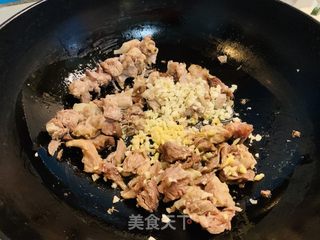 火麻仁剔骨肉炒线椒的做法步骤：3