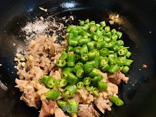 火麻仁剔骨肉炒线椒的做法步骤：4