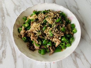 火麻仁剔骨肉炒线椒的做法步骤：5