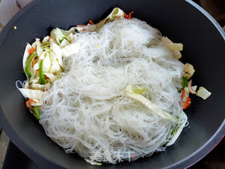 包菜炒粉丝的做法步骤：7
