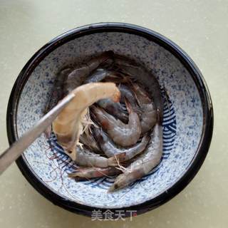 蒜蓉粉丝大虾煲的做法步骤:2