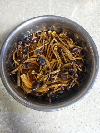 茶树菇红烧肉的做法步骤：2