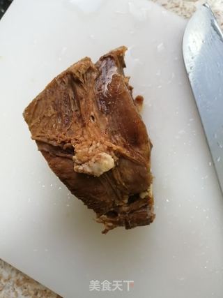 圆葱尖椒炒牛肉的做法步骤：1
