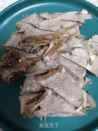 圆葱尖椒炒牛肉的做法步骤：2