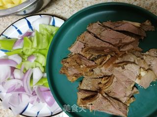 圆葱尖椒炒牛肉的做法步骤：3
