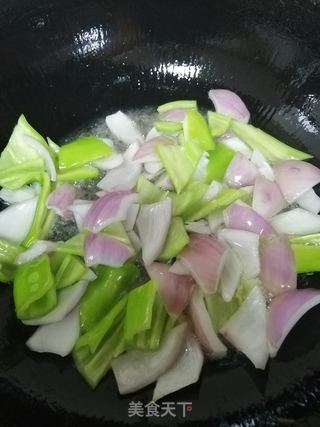 圆葱尖椒炒牛肉的做法步骤：4