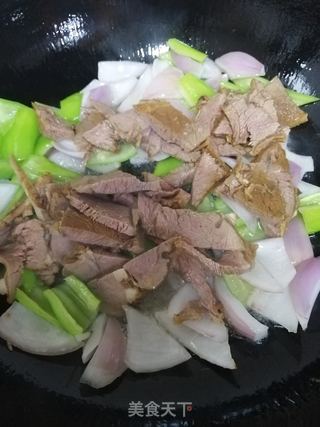 圆葱尖椒炒牛肉的做法步骤：5
