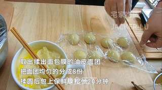 快中秋了,第二次试做千层酥,虽耗时但有趣,一丝茶香,一口麻薯,一口甜蜜,久久难忘。 的做法步骤:3