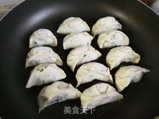 虾仁韭菜煎饺的做法步骤:11