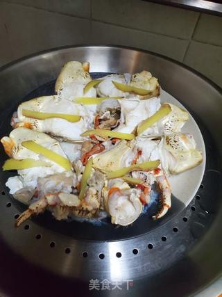 姜葱蒸帝王蟹的做法步骤:6