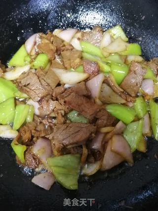 圆葱尖椒炒牛肉的做法步骤：6