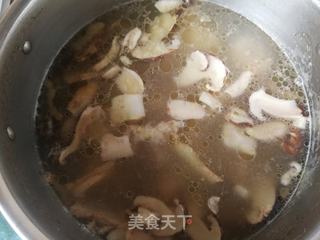 生菜松茸鸡汤面的做法步骤：1