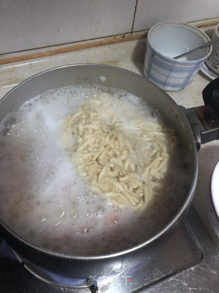 红烧火腿肠手擀汤面的做法步骤：1