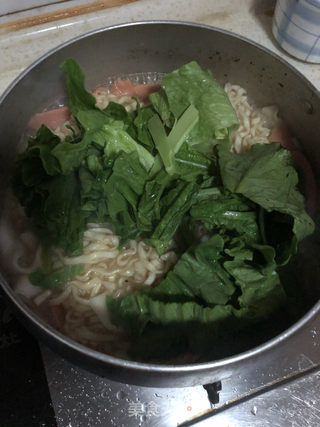 红烧火腿肠手擀汤面的做法步骤：2