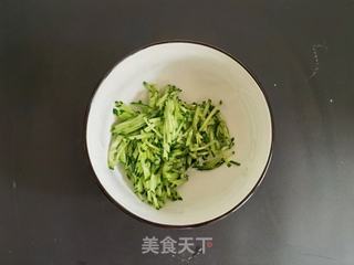 虾蓉酱黄瓜拌鸡蛋手擀面的做法步骤:4