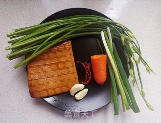 韭苔炒豆干的做法步骤：1