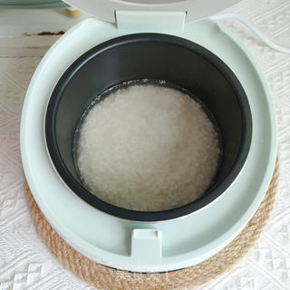 电饭锅做香喷喷的腊肠煲仔饭的做法步骤:3