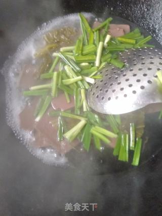 酸菜鸭血汤的做法步骤：6