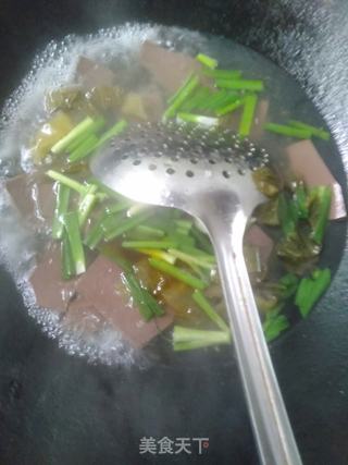 酸菜鸭血汤的做法步骤：7