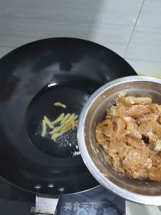 洋葱烧鸡胸肉的做法步骤：3