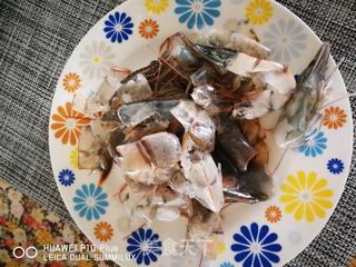 自制补钙佳品——油爆虾头碎的做法步骤:2