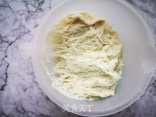 蛋黄肉松面包的做法步骤:2