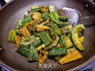 海鲜菇炒苦瓜的做法步骤:6