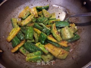 海鲜菇炒苦瓜的做法步骤:7