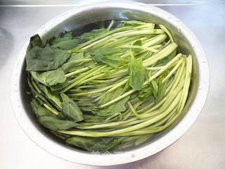 菠菜茎炒豆芽菜的做法步骤:2