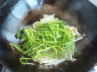 菠菜茎炒豆芽菜的做法步骤:8