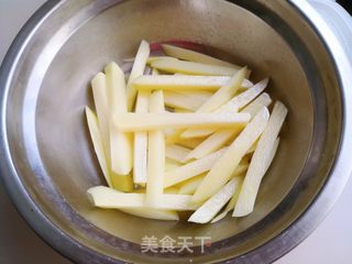 炸薯条的做法步骤:5