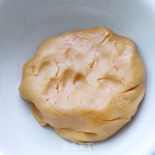 广式莲蓉蛋黄月饼的做法步骤:2