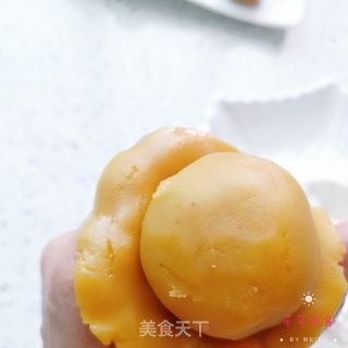 广式莲蓉蛋黄月饼的做法步骤：16