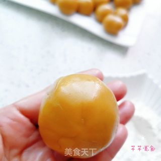广式莲蓉蛋黄月饼的做法步骤:17