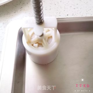 广式莲蓉蛋黄月饼的做法步骤:20