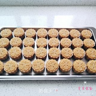 广式莲蓉蛋黄月饼的做法步骤:22