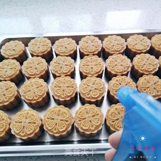 广式莲蓉蛋黄月饼的做法步骤:23