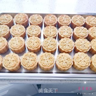 广式莲蓉蛋黄月饼的做法步骤：25