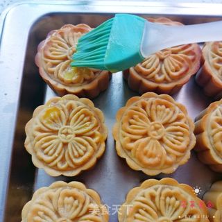 广式莲蓉蛋黄月饼的做法步骤:26