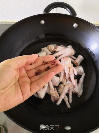 泡椒鸡爪的做法步骤:2