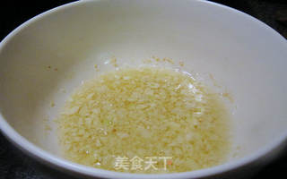 蒜茸焗龙虾尾的做法步骤:2