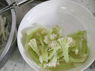 肚丝花菜白玉菇炒青椒的做法步骤：2