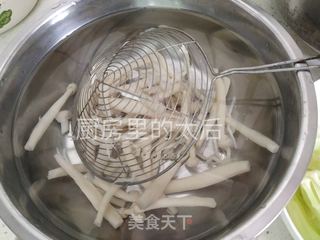 肚丝花菜白玉菇炒青椒的做法步骤:3