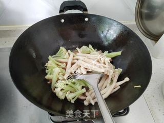 肚丝花菜白玉菇炒青椒的做法步骤:5
