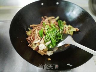 肚丝花菜白玉菇炒青椒的做法步骤：9