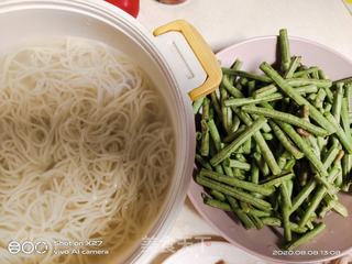 豆角虾仁鸡蛋面的做法步骤:2