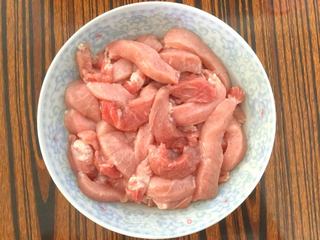 糖醋里脊的做法步骤：1