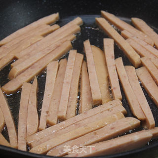 午餐肉辣条的做法步骤:3