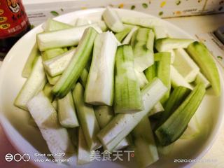 鸡肉丝瓜汤的做法步骤：1