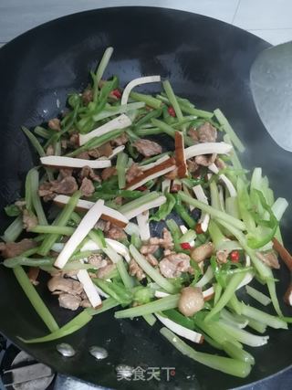 芹菜豆干炒肉丝的做法步骤：4